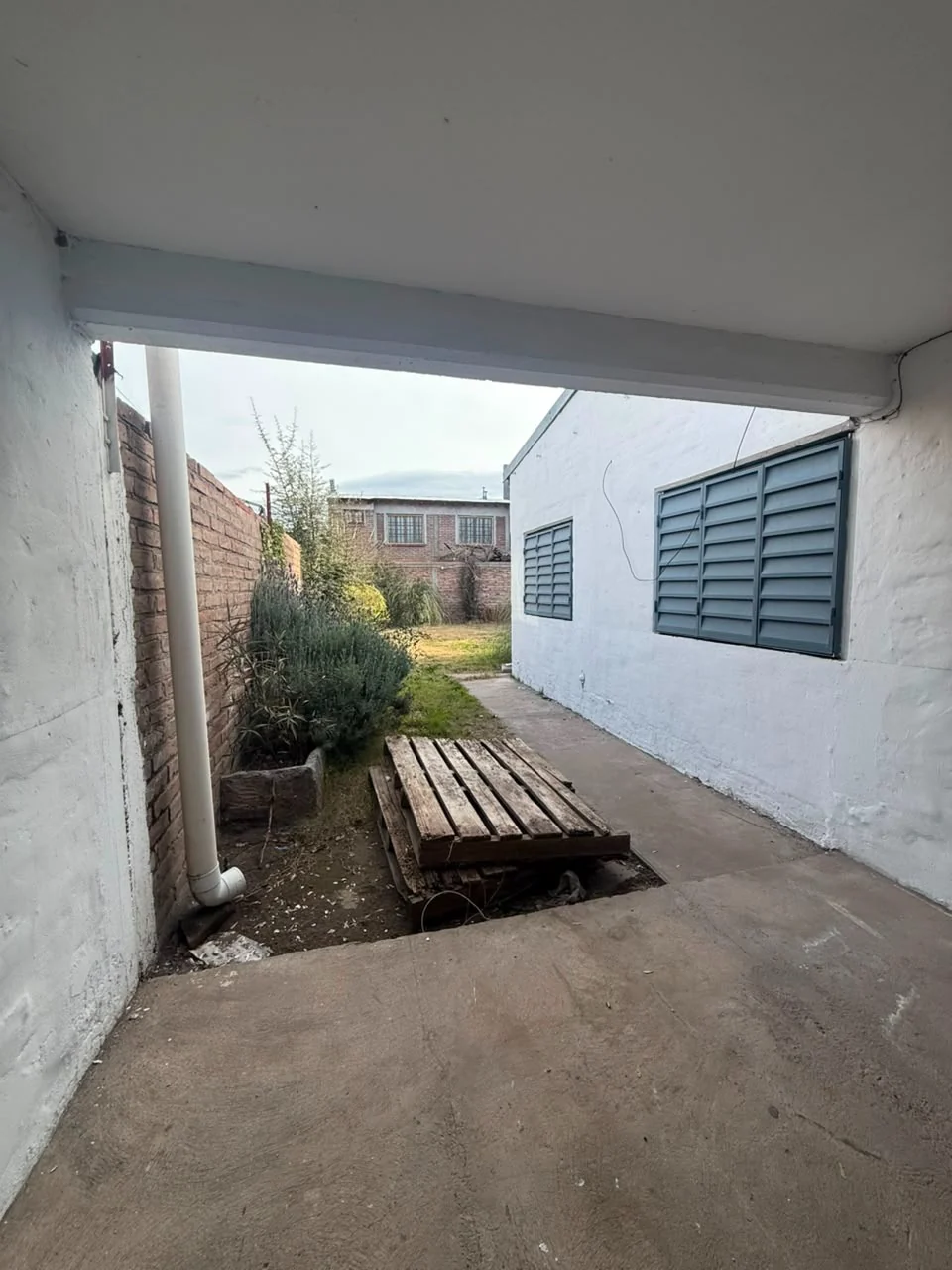 Sector exterior junto a la vivienda