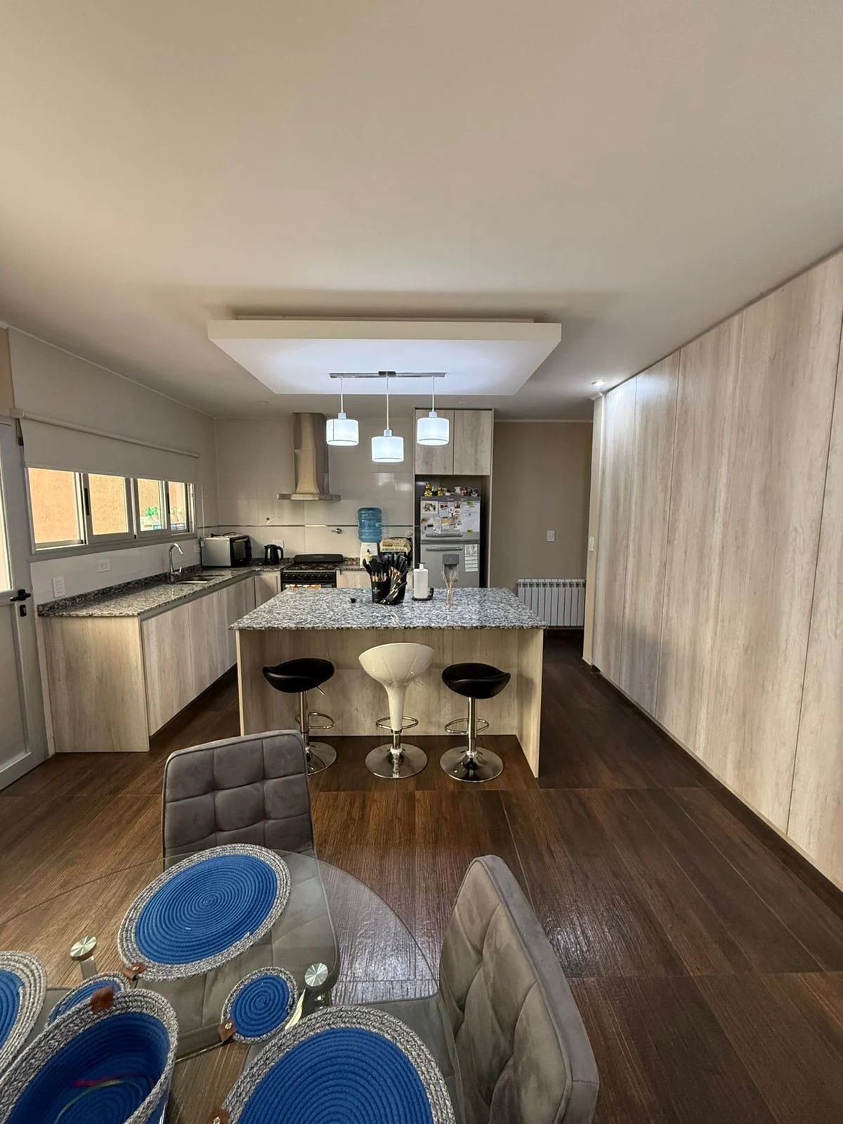 Vista de la cocina integrada al living comedor