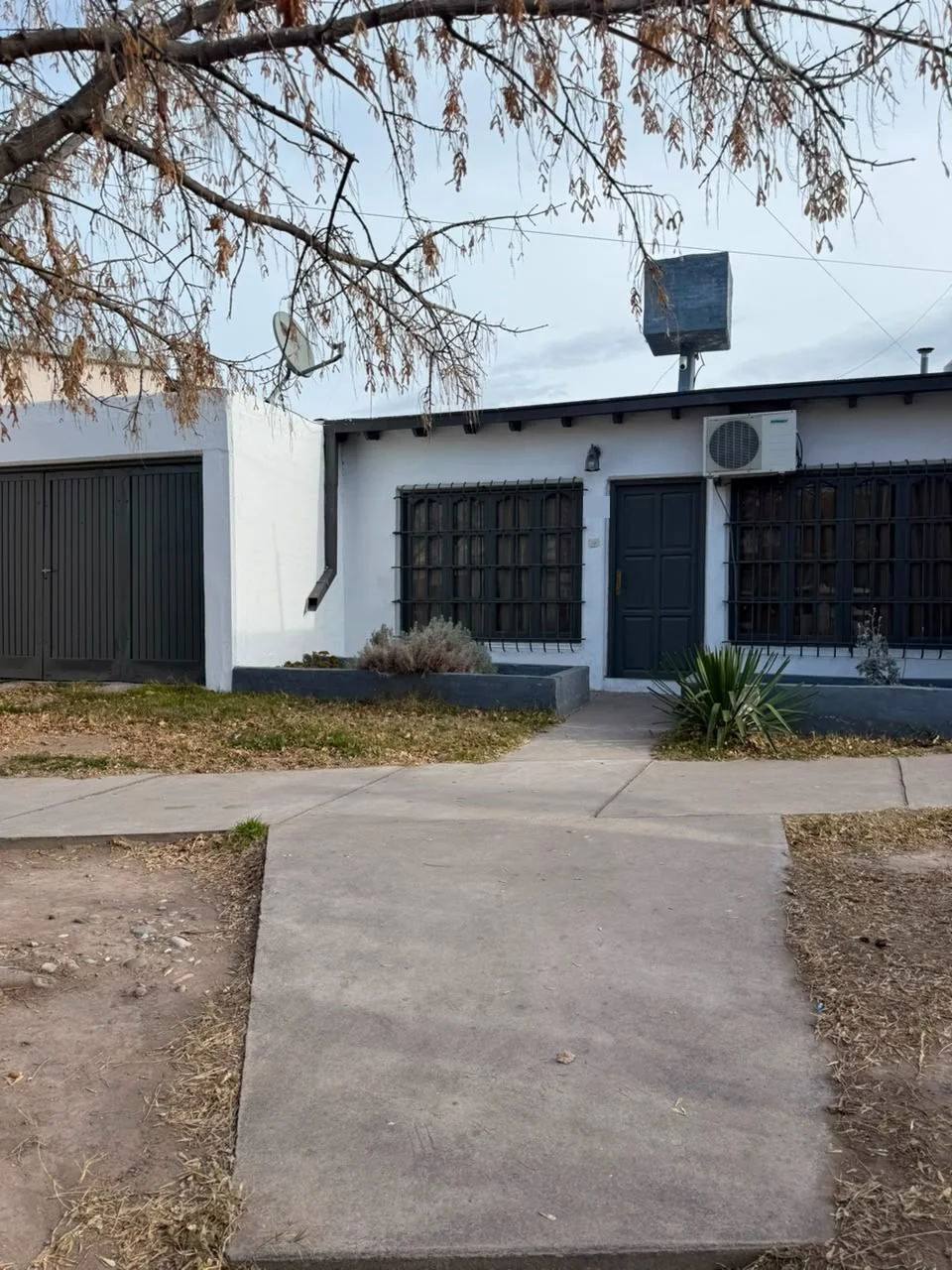 Casa sobre avenida en Los Sauces y Cardonato